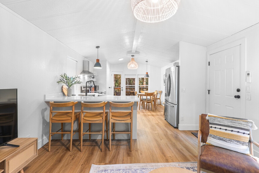 More Photos Of 4727 Dunsmuir Ave, Dunsmuir Hotel For Sale