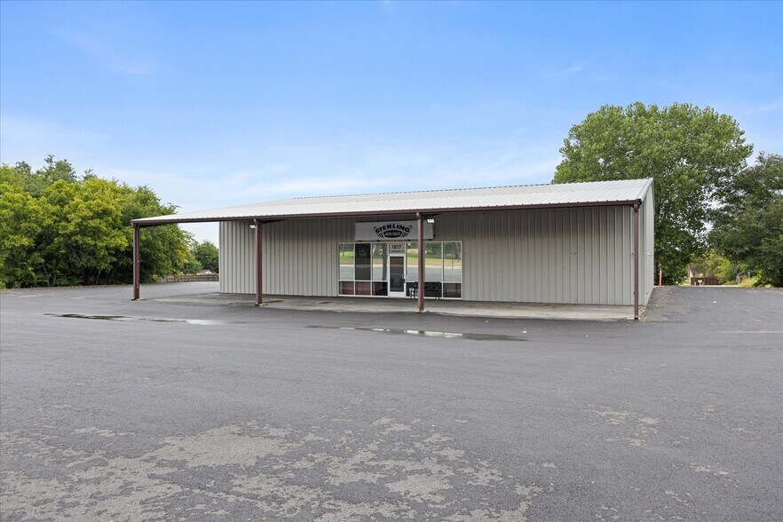 More Photos Of 1817 S Morgan St, Granbury Auto Dealership For Sale