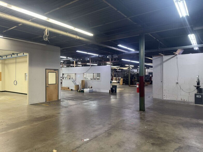 More Photos Of 315-319 Lake Ave, Bristol Manufacturing For Lease