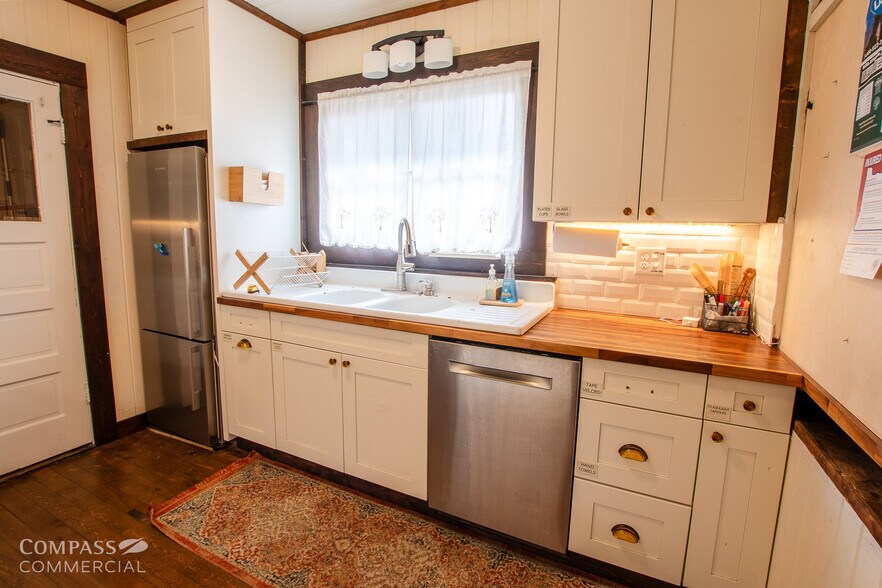 More Photos Of 324 NW Hill St, Bend Freestanding For Sale