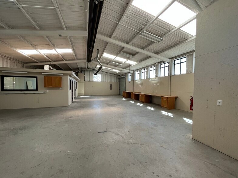 More Photos Of 621 Cow Alley Rd, Waxahachie Showroom For Sale