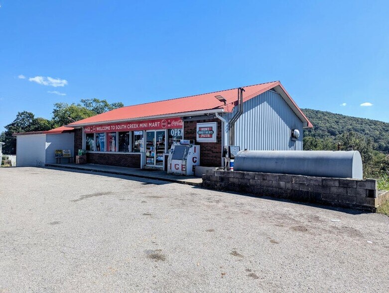 Primary Photo Of 1135 S Main St, Monticello General Retail For Sale