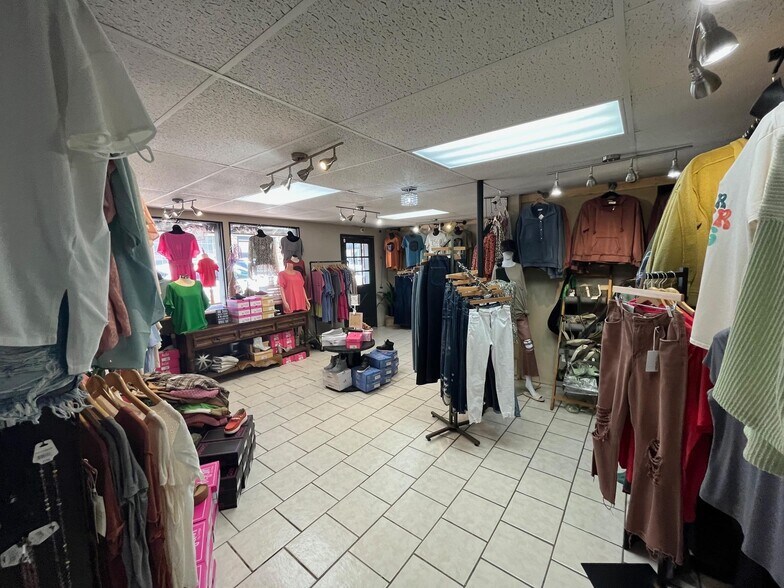 More Photos Of 208 W Main St, Mountain View General Retail For Sale