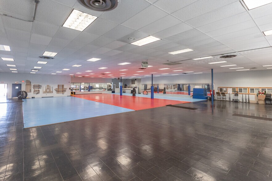 More Photos Of 20 Iron Gate Park Dr, Centerville Storefront Retail Office For Sale