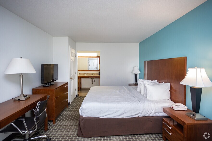 More Photos Of 5425 Clarkins Dr, Austintown Hotel For Sale