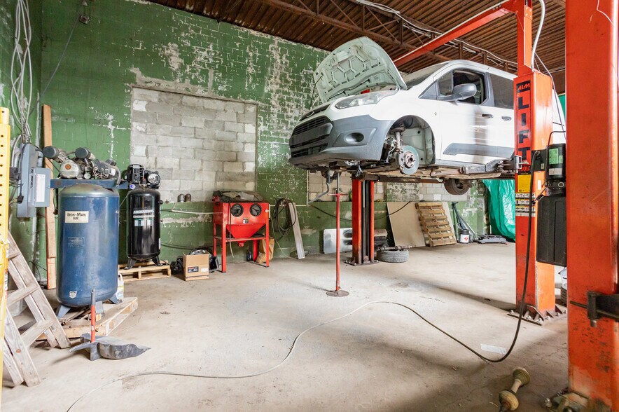 More Photos Of 1322 E Genesee Ave, Saginaw Showroom For Sale