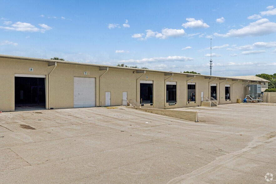 More Photos Of 740 NW Enterprise Dr, Port Saint Lucie Manufacturing For Lease