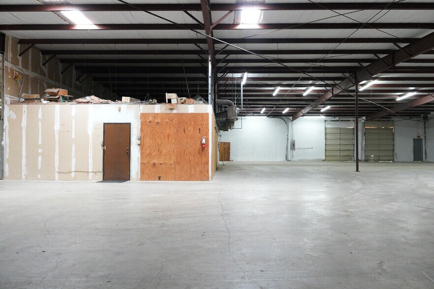 More Photos Of 501 Industrial Dr, Richardson Warehouse For Lease