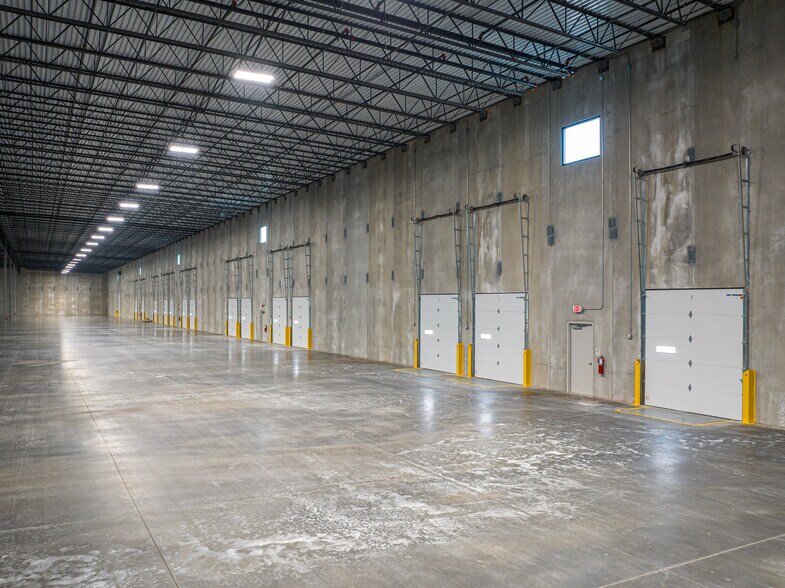 More Photos Of 744 Excel Dr, Hunker Warehouse For Lease