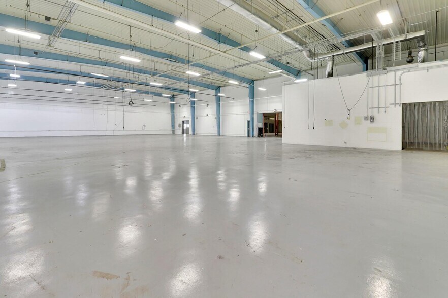 More Photos Of 40 Commercial Ave, Middletown Warehouse For Lease