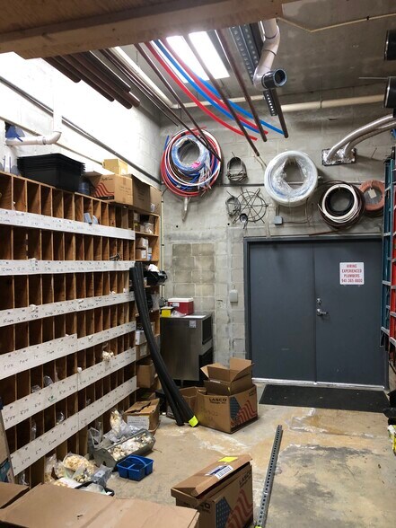 More Photos Of 2900-2904 Hyde Park St, Sarasota Warehouse For Lease