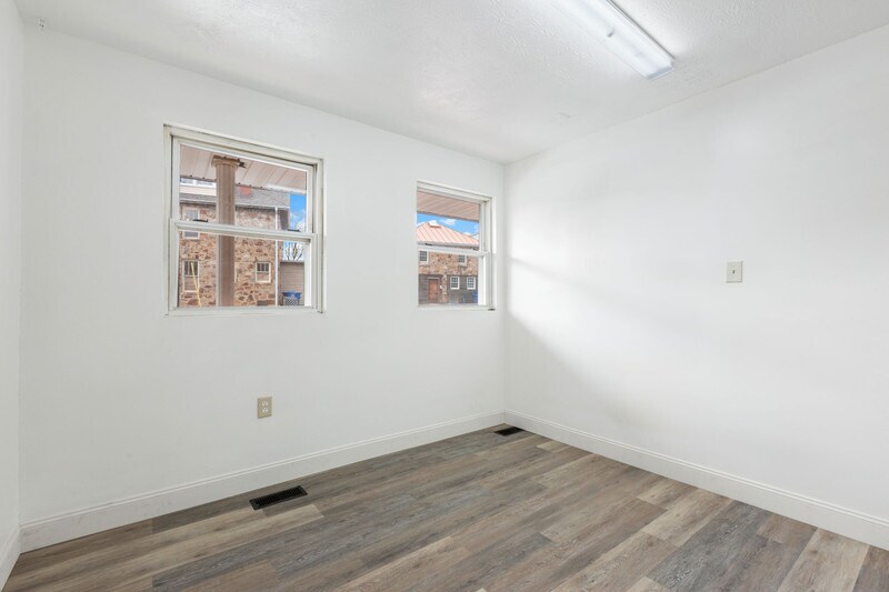 More Photos Of 437 S Royal Ave, Front Royal Office Residential For Lease