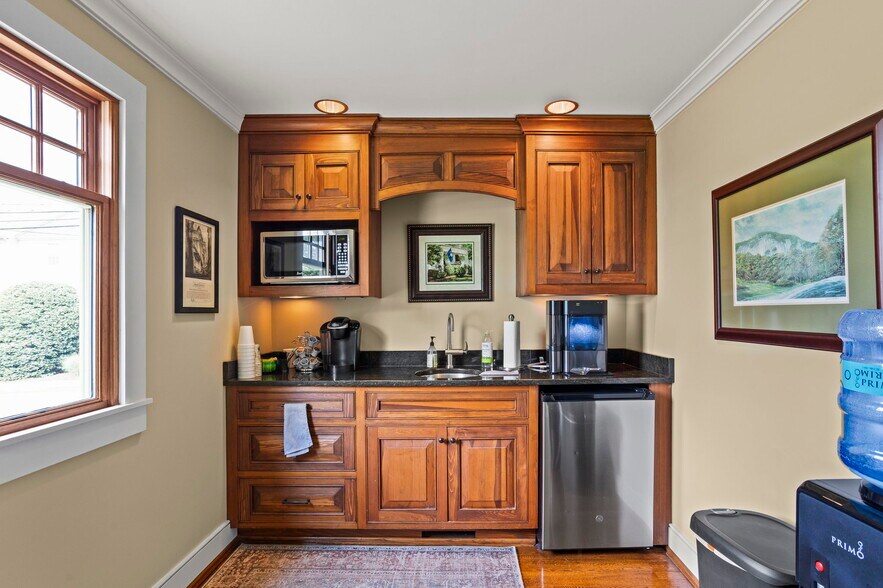 More Photos Of 7 Henderson Rd, Greenville Office For Sale