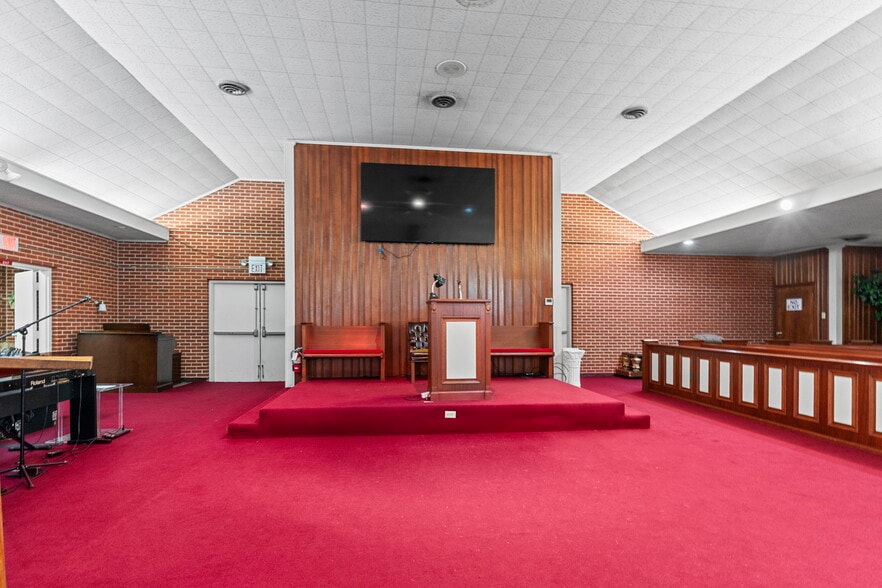 More Photos Of 403 W Sterling St, Baytown Funeral Home For Sale