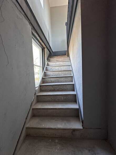 More Photos Of 610 N Chestnut St, Henderson General Retail For Sale