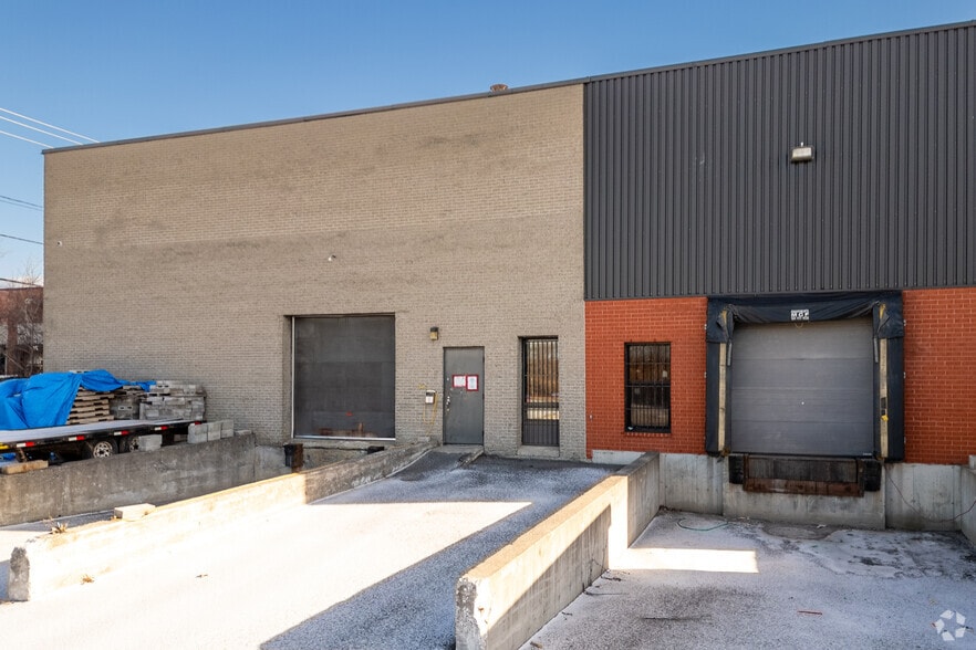 More Photos Of 8905 Boul Henri-Bourassa O, Saint-Laurent Showroom For Sale