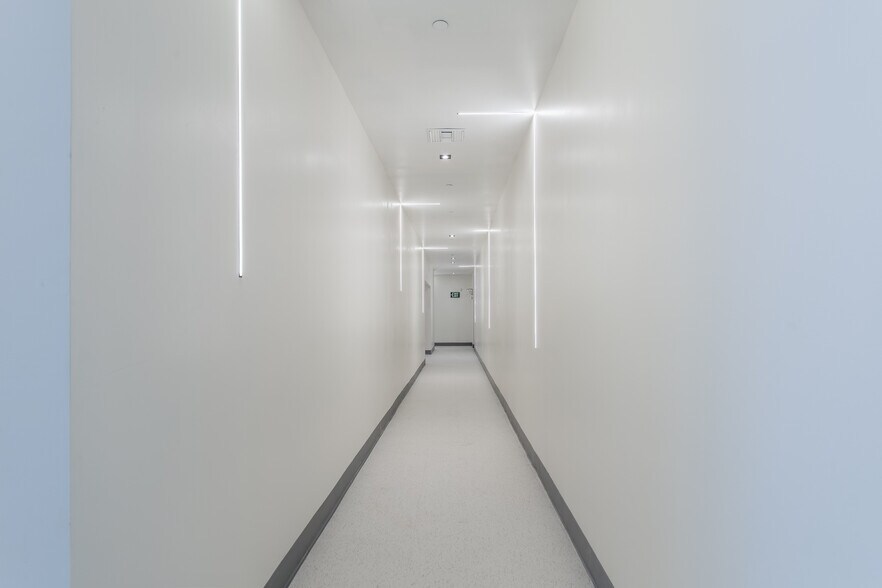 More Photos Of 10237-10239 Flanders Ct, San Diego Research And Development For Lease