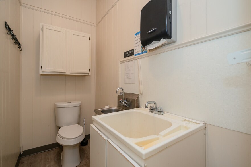 More Photos Of 1809 Alpine Rd, Longview Office For Sale