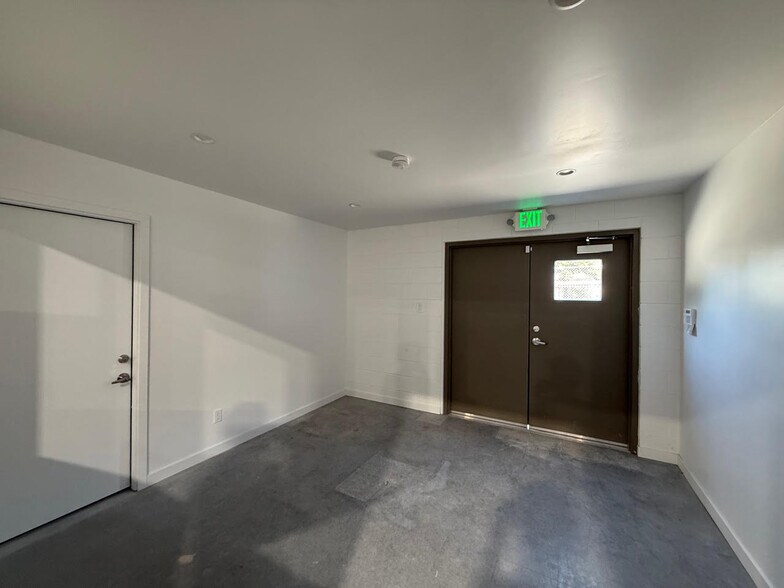 More Photos Of 3601-3605 E 8th St, Los Angeles Distribution For Sale