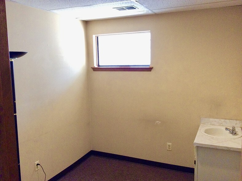 More Photos Of 25400-25430 Goddard Rd, Taylor Medical For Sale