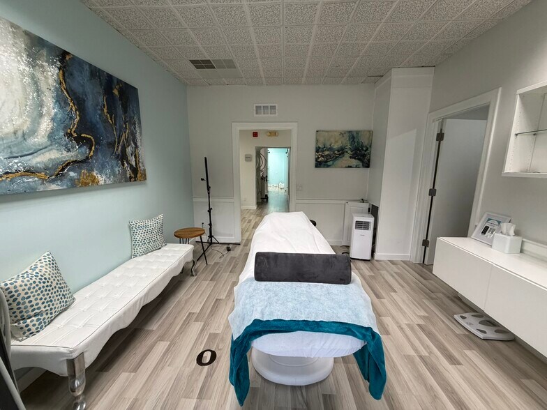 More Photos Of 2100 S Tamiami Trl, Sarasota Loft Creative Space For Lease