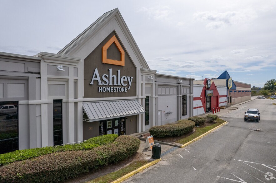 More Photos Of 8151 Blanding Blvd, Jacksonville Unknown For Lease