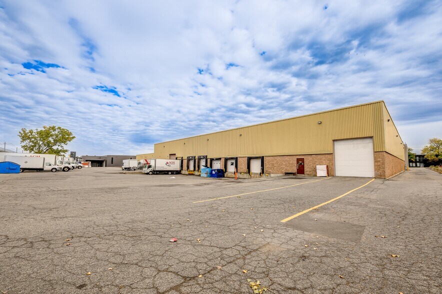 More Photos Of 1925-1985 Boul Hymus, Dorval Light Distribution For Lease