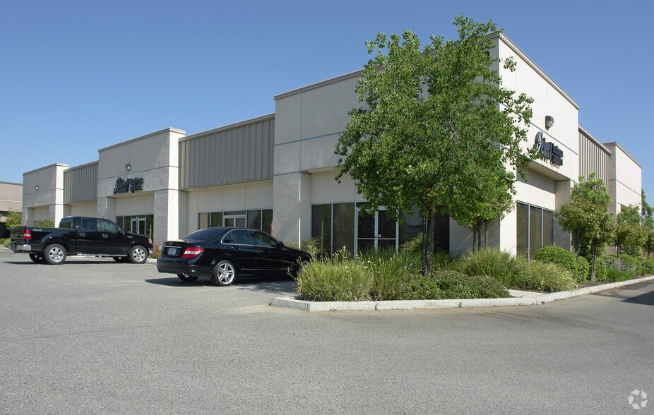 More Photos Of 550 W Locust Ave, Fresno Warehouse For Lease