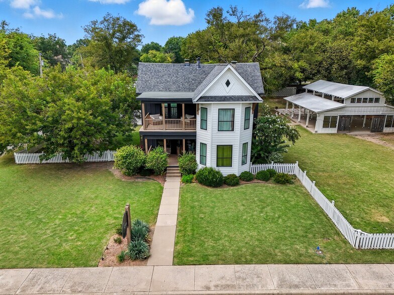 More Photos Of 924 S Main St, Broken Arrow Showroom For Sale
