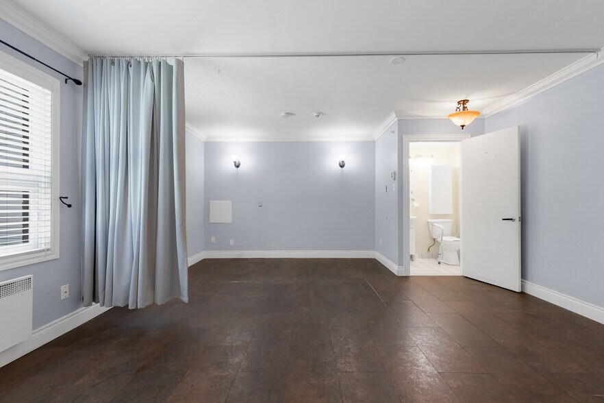 More Photos Of 21 Rue Messier, Mont-saint-hilaire Apartments For Sale