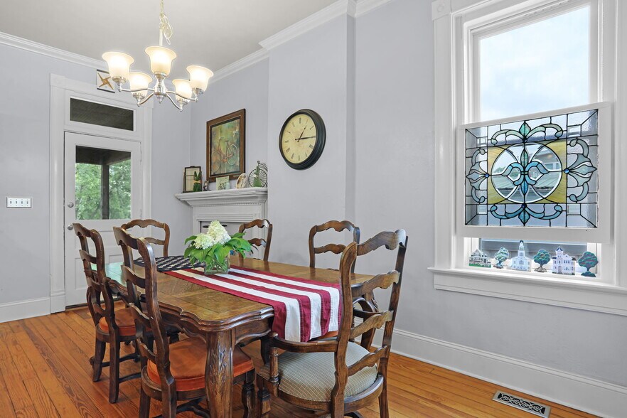 More Photos Of 504 W 5th St, Washington Hospitality For Sale