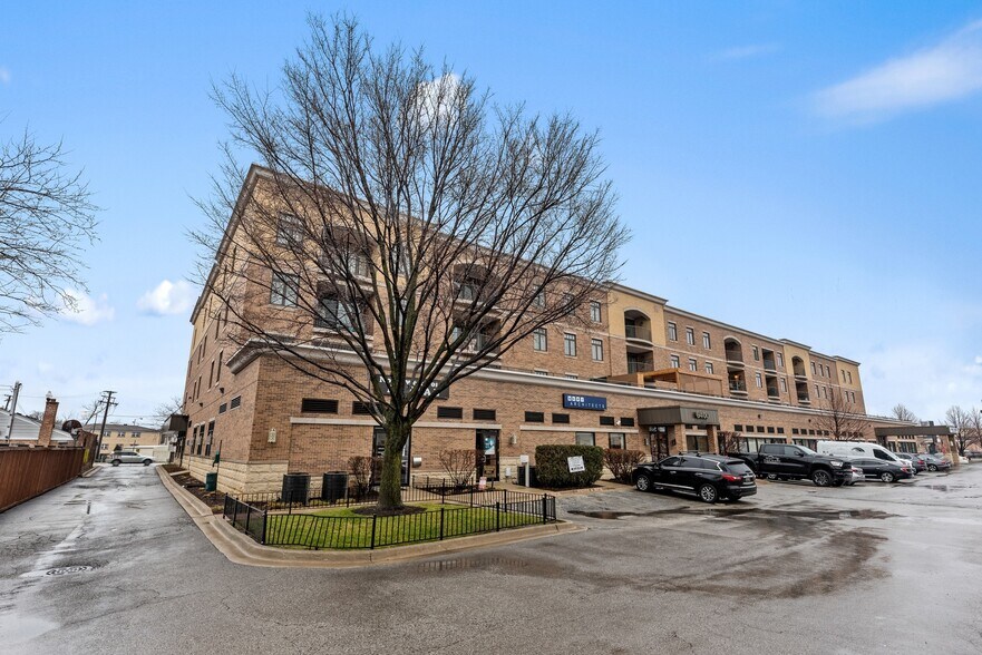 More Photos Of 6400 N Northwest Hwy, Chicago Apartments For Lease