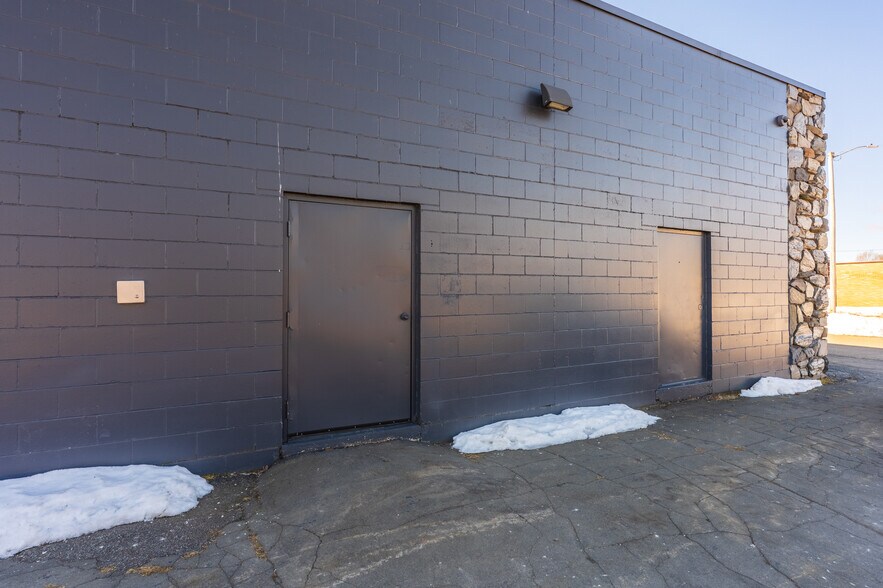 More Photos Of 861 Grand Ave, Schofield Bar For Sale