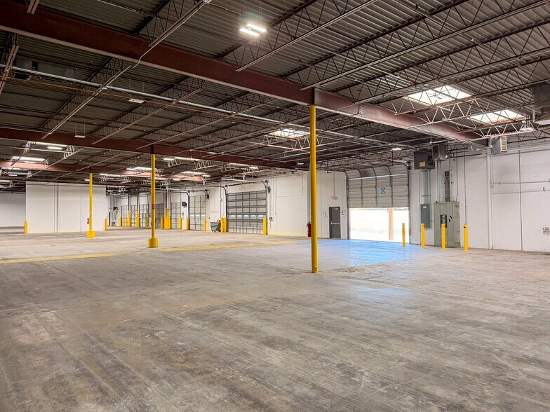 More Photos Of 10841 Pellicano Dr, El Paso Distribution For Lease