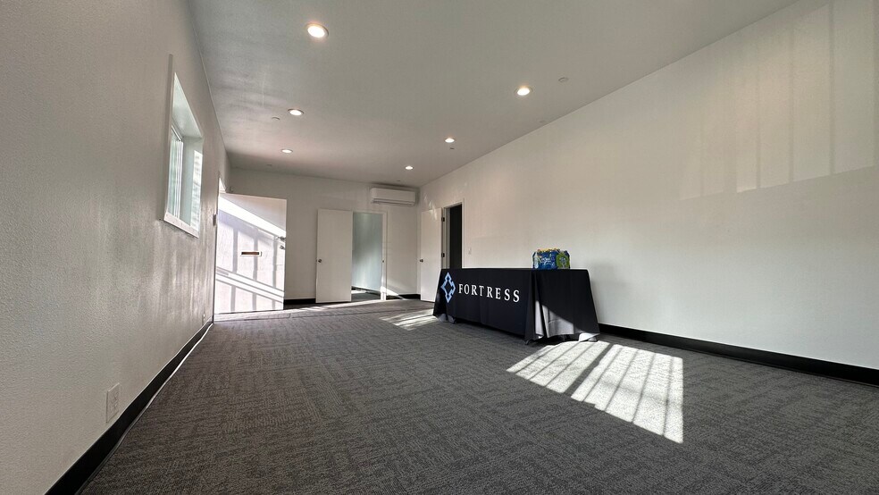 More Photos Of 1040 N Olive St, Anaheim Warehouse For Lease