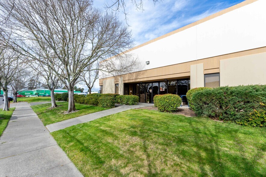 More Photos Of 3315 Airway Dr, Santa Rosa Distribution For Lease
