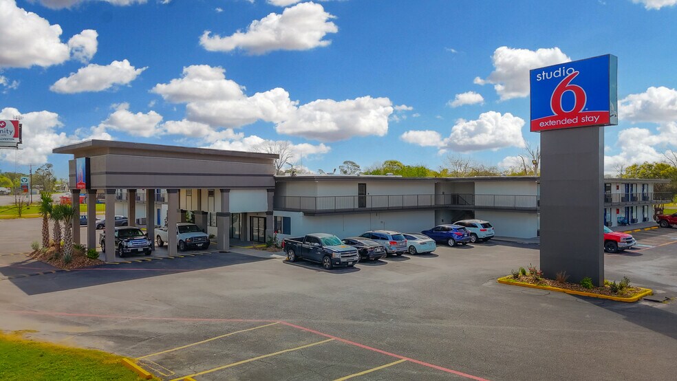 More Photos Of 110 E Highway 6, Alvin Hotel For Sale