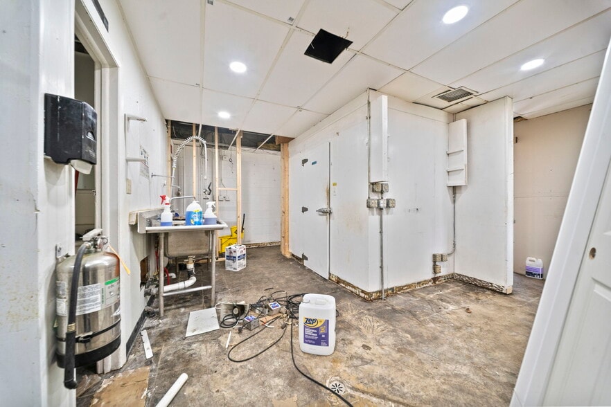 More Photos Of 1900 Tamarack Cir S, Columbus Fast Food For Lease