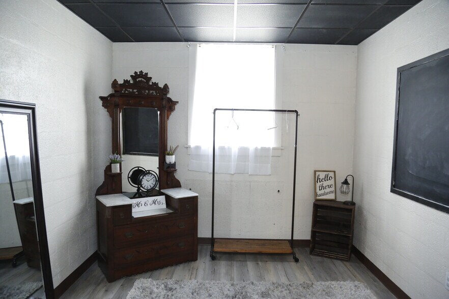 More Photos Of 801 E Park Ave, Fairmont Storefront For Sale