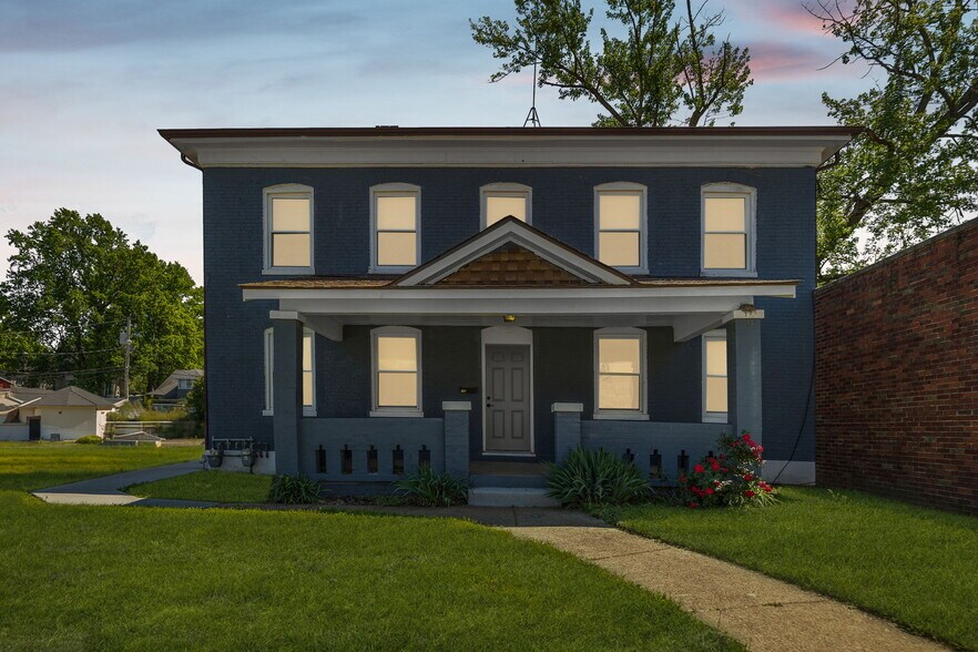 More Photos Of 302 N High St, Belleville Freestanding For Sale