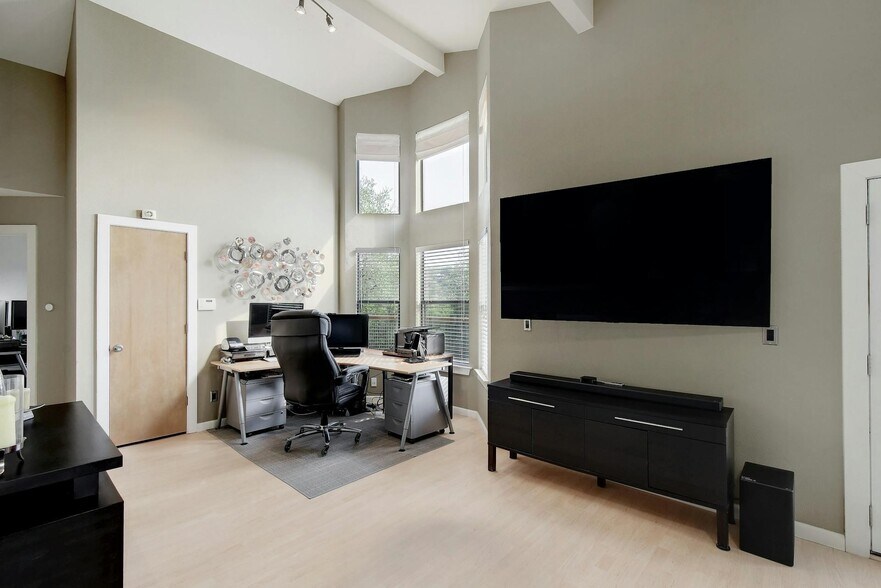More Photos Of 21201 Kathy Ln, Spicewood Loft Creative Space For Sale