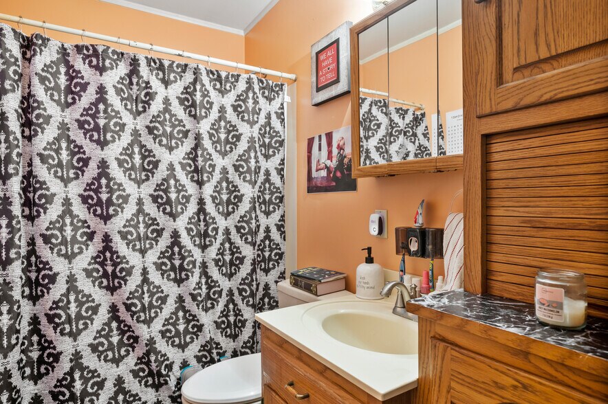 More Photos Of 17001 IN-3, Eaton Bar For Sale