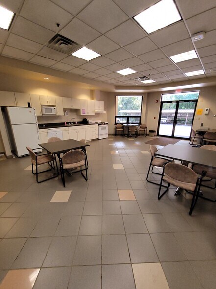 More Photos Of 1600 Pennsylvania Ave, Charleston Office For Lease