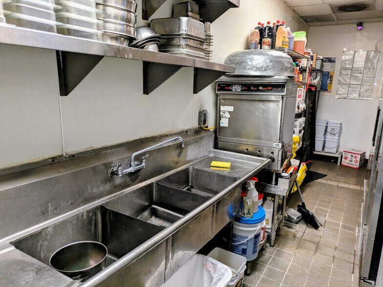 More Photos Of 23331-23391 Mulholland Dr, Woodland Hills General Retail For Lease