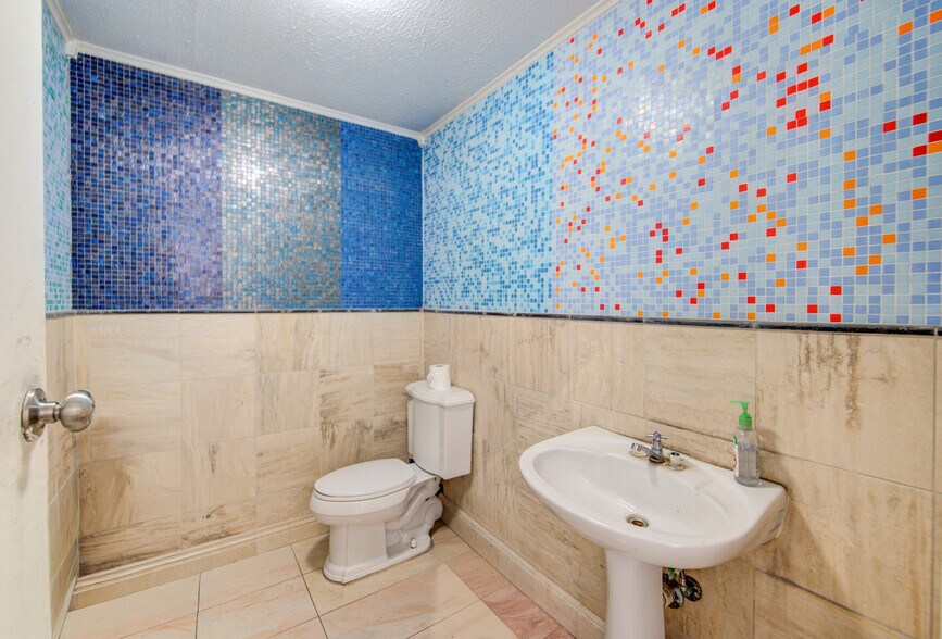 More Photos Of 1100 S Persimmon St, Tomball Warehouse For Sale