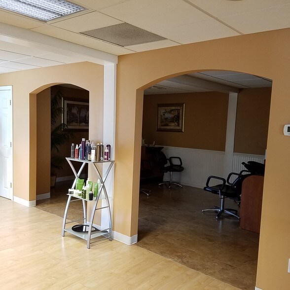 More Photos Of 401 Daniel Webster Hwy, Merrimack Storefront Retail Office For Lease