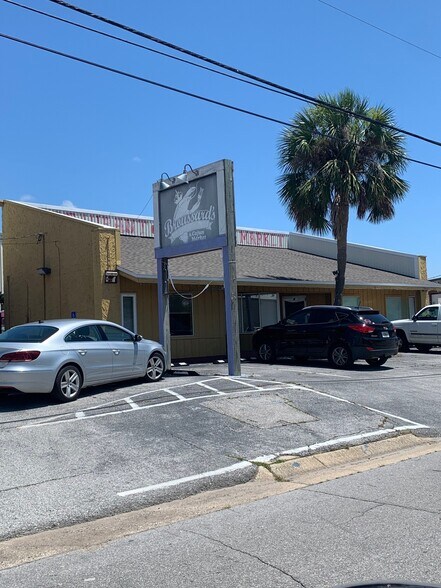 More Photos Of 690 E Heinberg St, Pensacola Freestanding For Sale