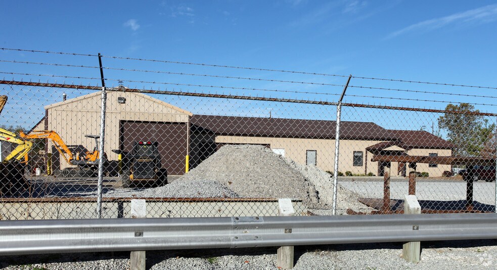 More Photos Of 500 Polk St, Greenwood Flex For Lease