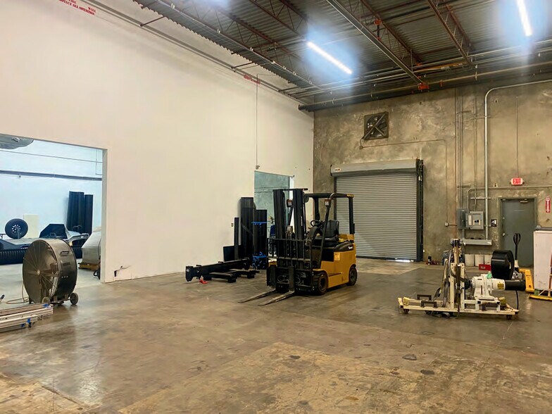 More Photos Of 8168-8190 W Baymeadows Way, Jacksonville Warehouse For Lease
