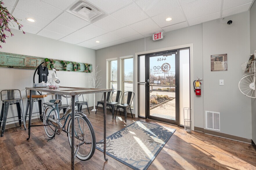 More Photos Of 4456-4460 Bridgetown Rd, Cincinnati Office For Lease